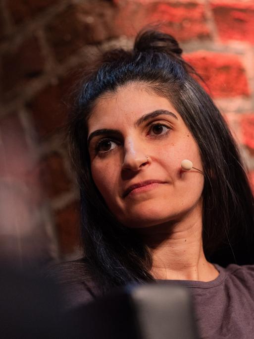 Die Schriftstellerin Shida Bazyar sitzt beim Literaturfestivals Lit.Cologne auf der Bühne. Die Schriftstellerin Shida Bazyar sitzt beim Literaturfestivals Lit.Cologne auf der Bühne.