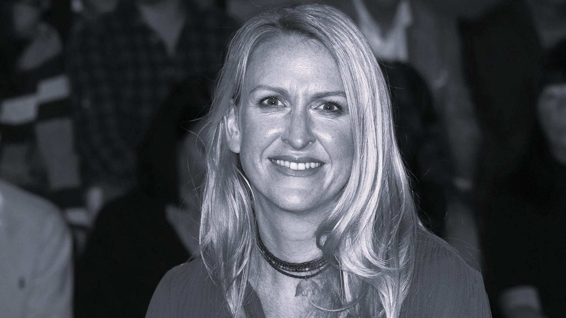 Die Zoologin Lydia Möcklinghoff sitzt als Gast einer Talk-Show auf einem Sessel Die Zoologin Lydia Möcklinghoff sitzt als Gast einer Talk-Show auf einem Sessel