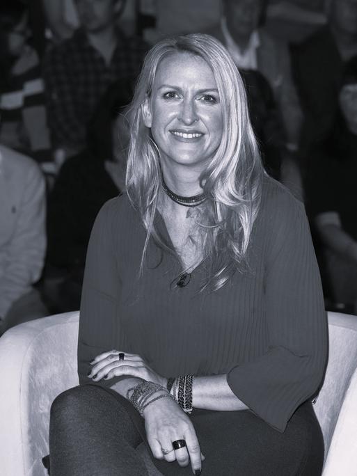 Die Zoologin Lydia Möcklinghoff sitzt als Gast einer Talk-Show auf einem Sessel