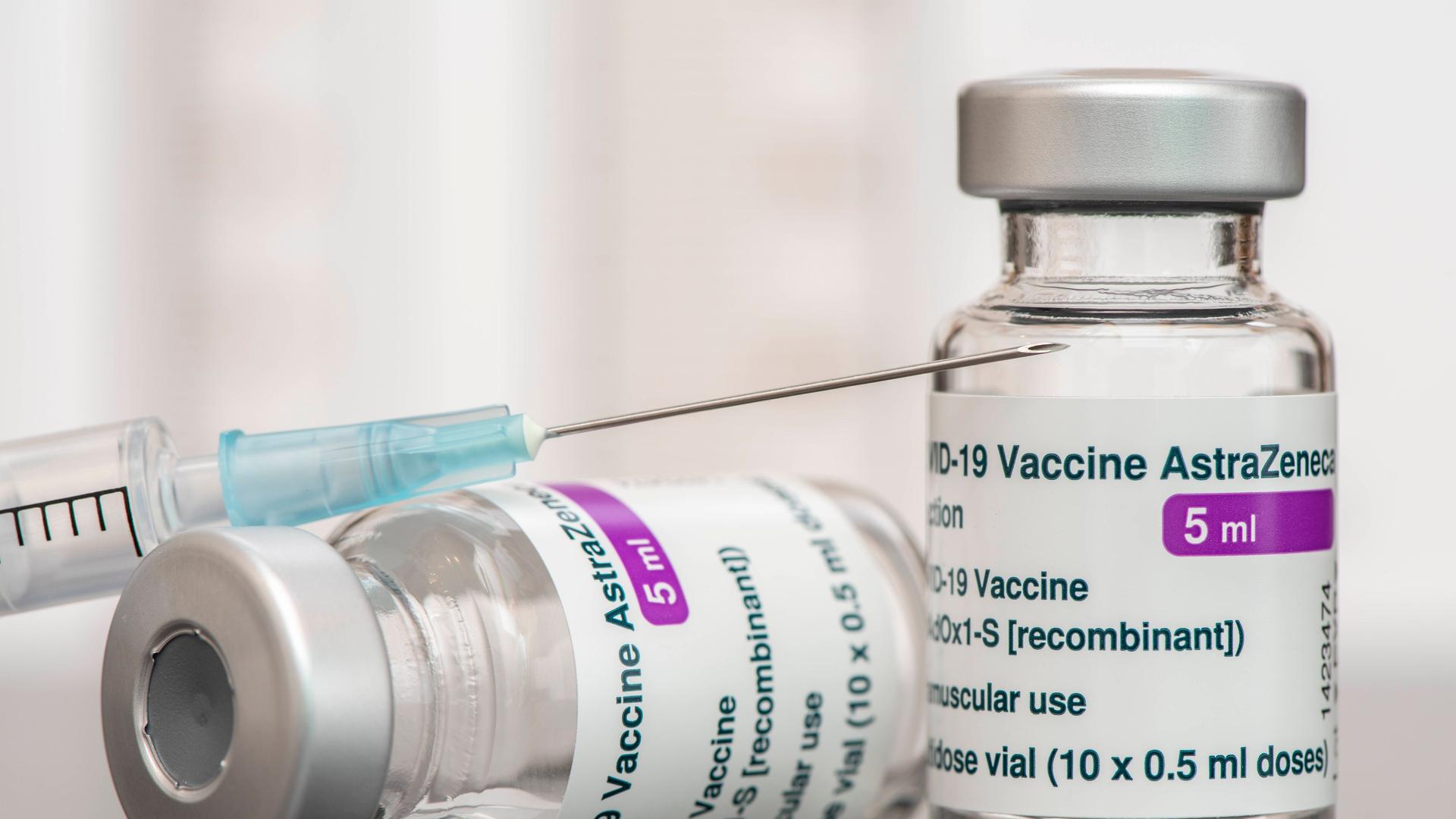 Covid-19 Impfstoff von Astra Zeneca und Spritze