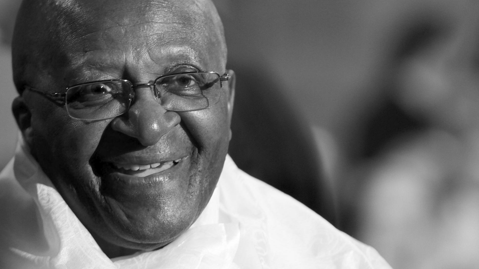 Erzbischof Desmond Tutu lächelt in die Kamera.