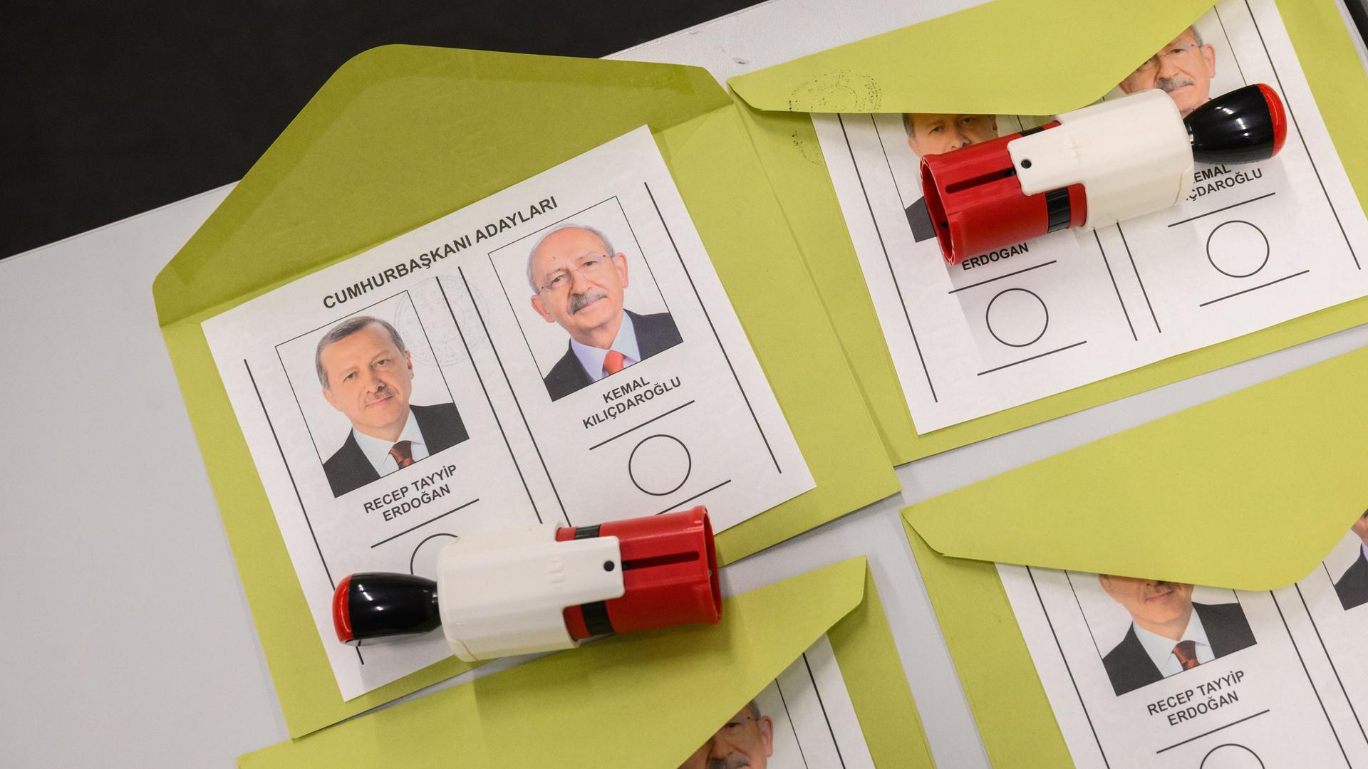 Präsident Erdogan und sein Herausforderer Kilicdaroglu sind auf Fotos auf einem Wahlzettel zu sehen.