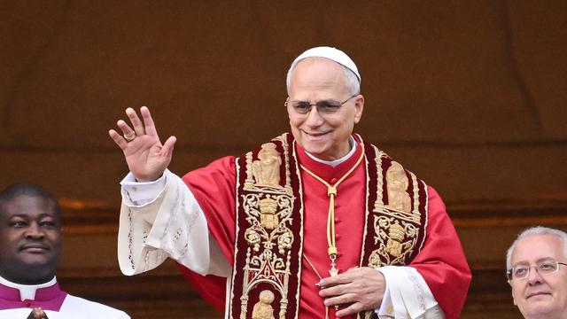 Papst Leo XIV. winkt von einem Balkon.
