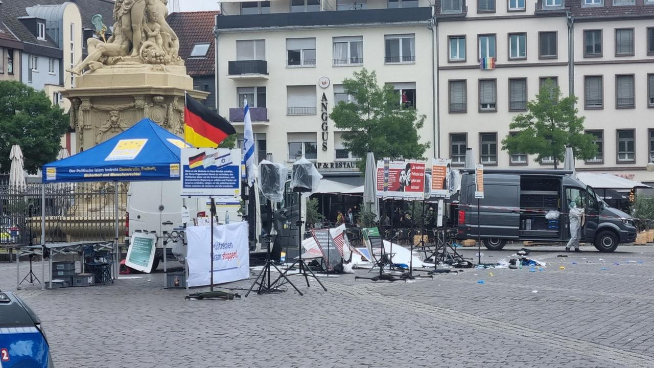 Mannheim: Mitarbeiter der Spurensicherung sind nach einer Messerattacke auf dem Mannheimer Marktplatz im Einsatz.