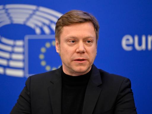 Politiker Martin Schirdewan beim Pressebriefing der Fraktion Die Linke im Europäischen Parlament. StraÃburg, 17.01.2023