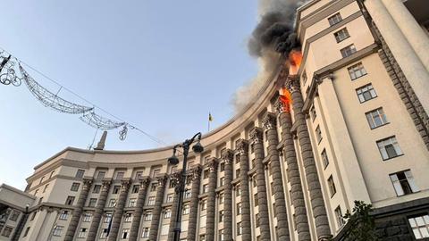 Das Bild zeigt Feuer und Rauch an einem Ministergebäude in der ukrainischen Hauptstadt Kiew.
