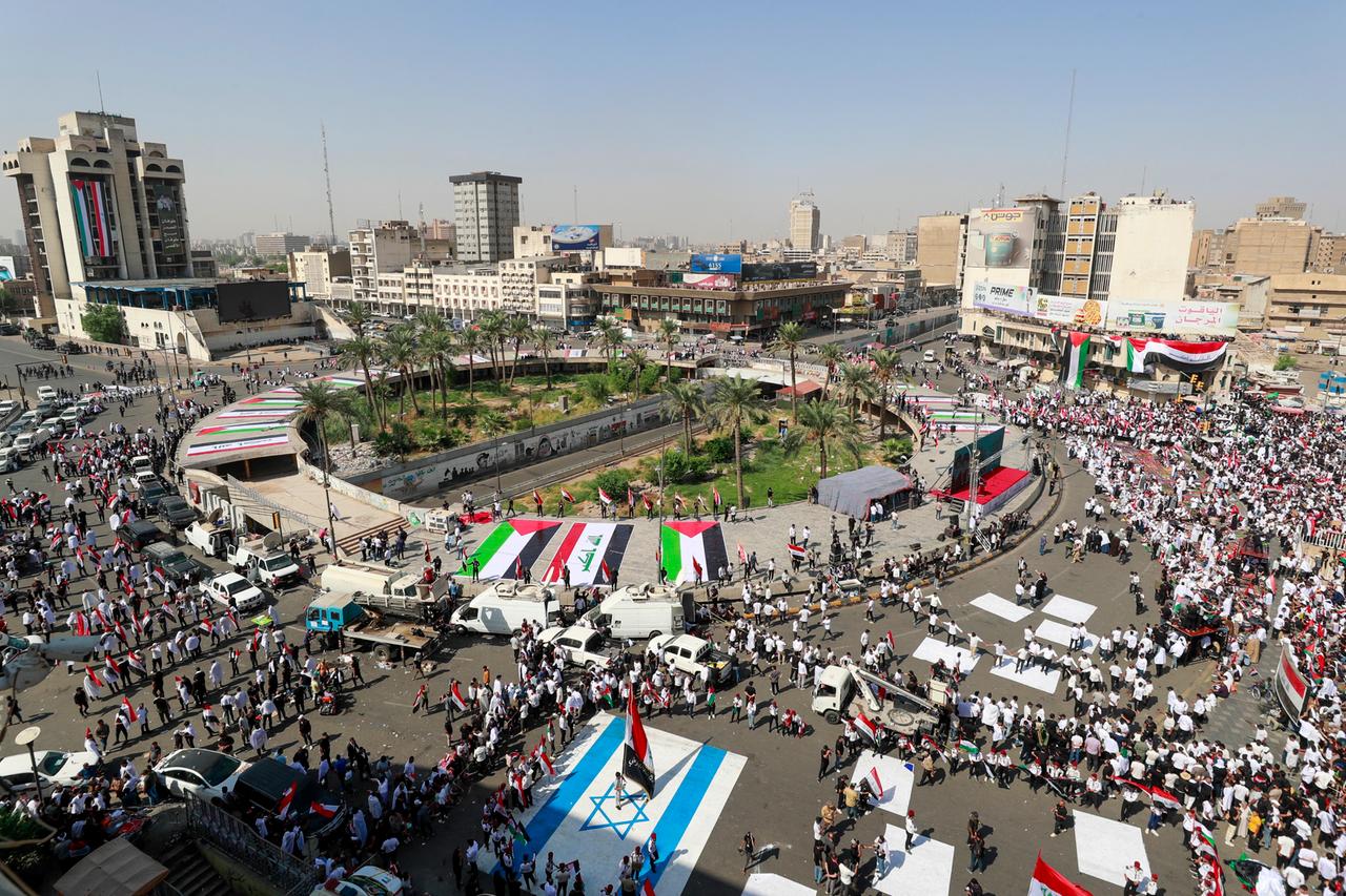 Menschen auf dem Tahir-Platz in Bagdad demonstrieren für die Palästinenser.
