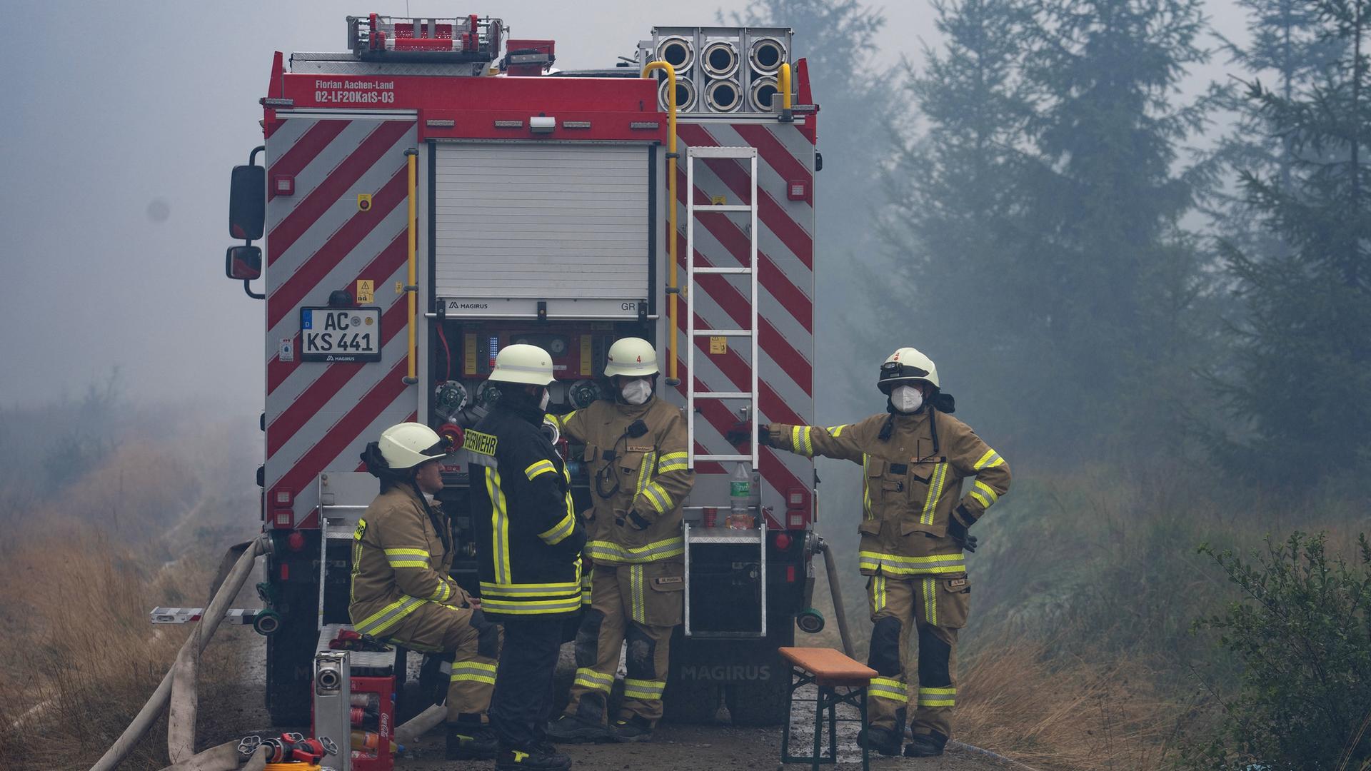 Einsatzkräfte der Feuerwehr aus dem deutschen Monschau sind im Einsatz im Kampf gegen den Waldb- und Moorbrand im Hohen Venn. Einsatzkräfte der Feuerwehr aus dem deutschen Monschau sind im Einsatz im Kampf gegen den Waldb- und Moorbrand im Hohen Venn.