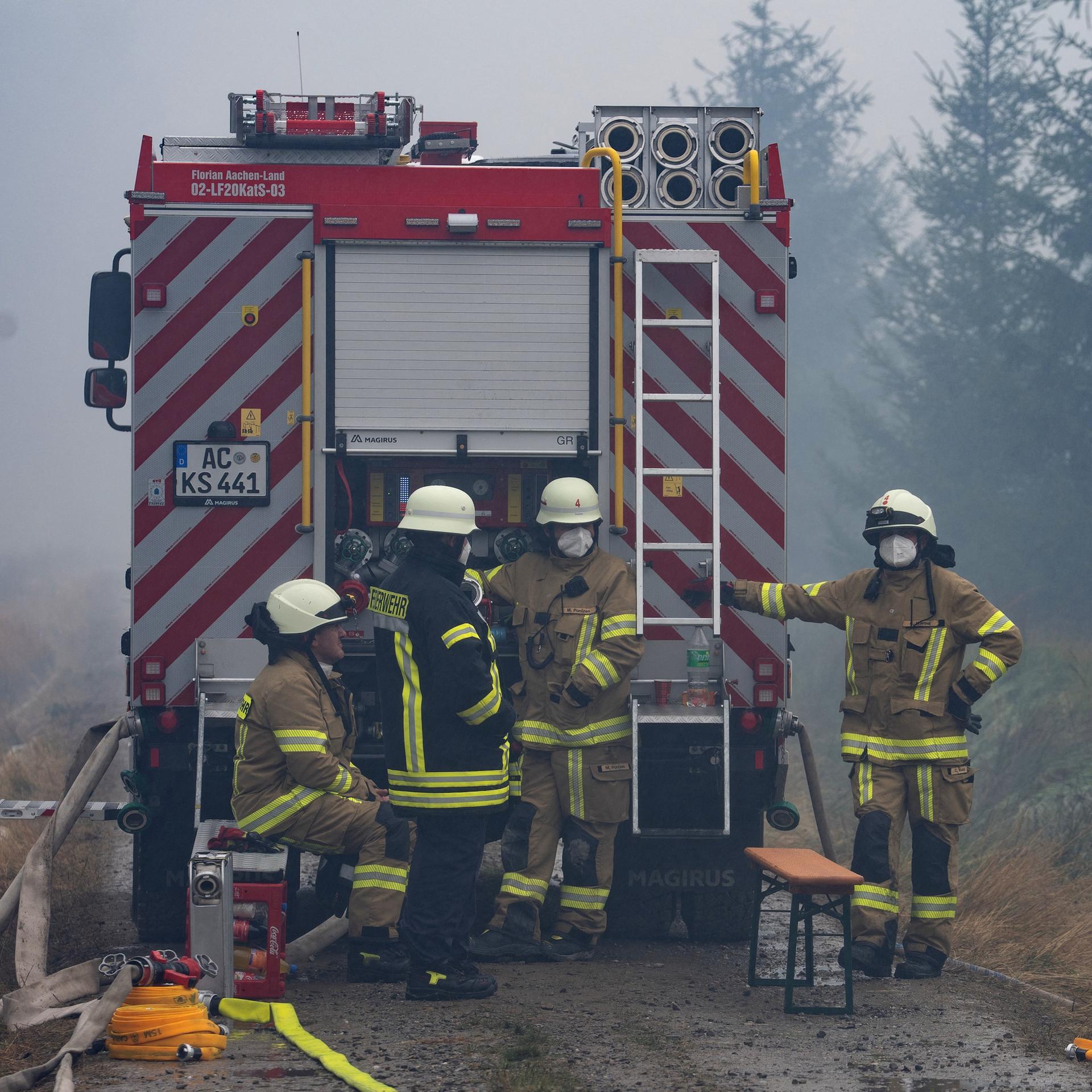 Einsatzkräfte der Feuerwehr aus dem deutschen Monschau sind im Einsatz im Kampf gegen den Waldb- und Moorbrand im Hohen Venn. 