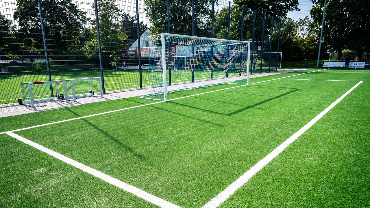 Ein neu verlegter Kunstrasenplatz auf dem Gelände des Fußball-Bezirksligisten Mülheimer SV.