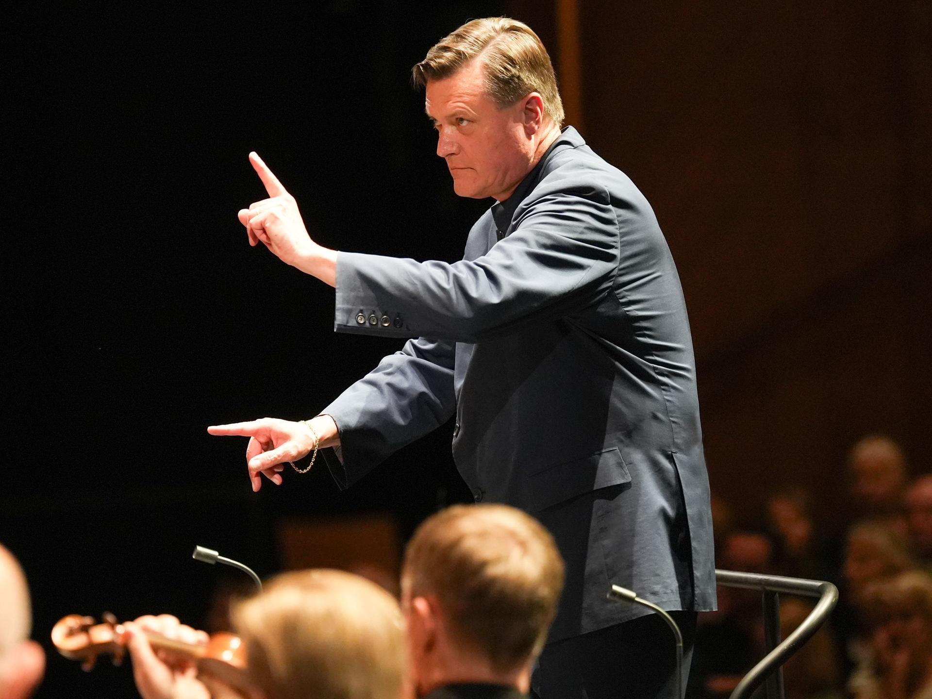 Dirigent Christian Thielemann in Aktion bei der Probe "Neujahrskonzert der Wiener Philharmoniker 2024".