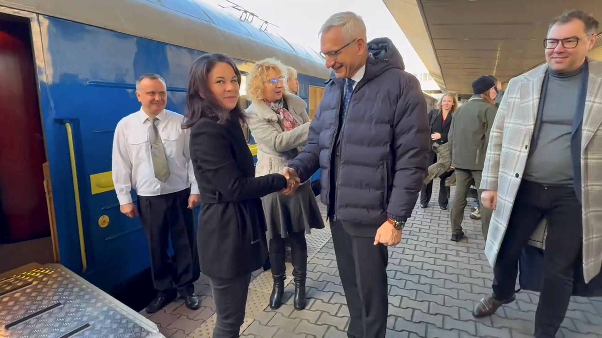 Das Standbild aus einem Video zeigt Bundesaußenministerin Baerbock bei der Ankunft in der Ukraine und der Begrüssung durch Martin Jäger (M), Botschafter der Bundesrepublik Deutschland in Kiew. Daneben steht Oleksij Makejew (r), Botschafter der Ukraine in Deutschland. 