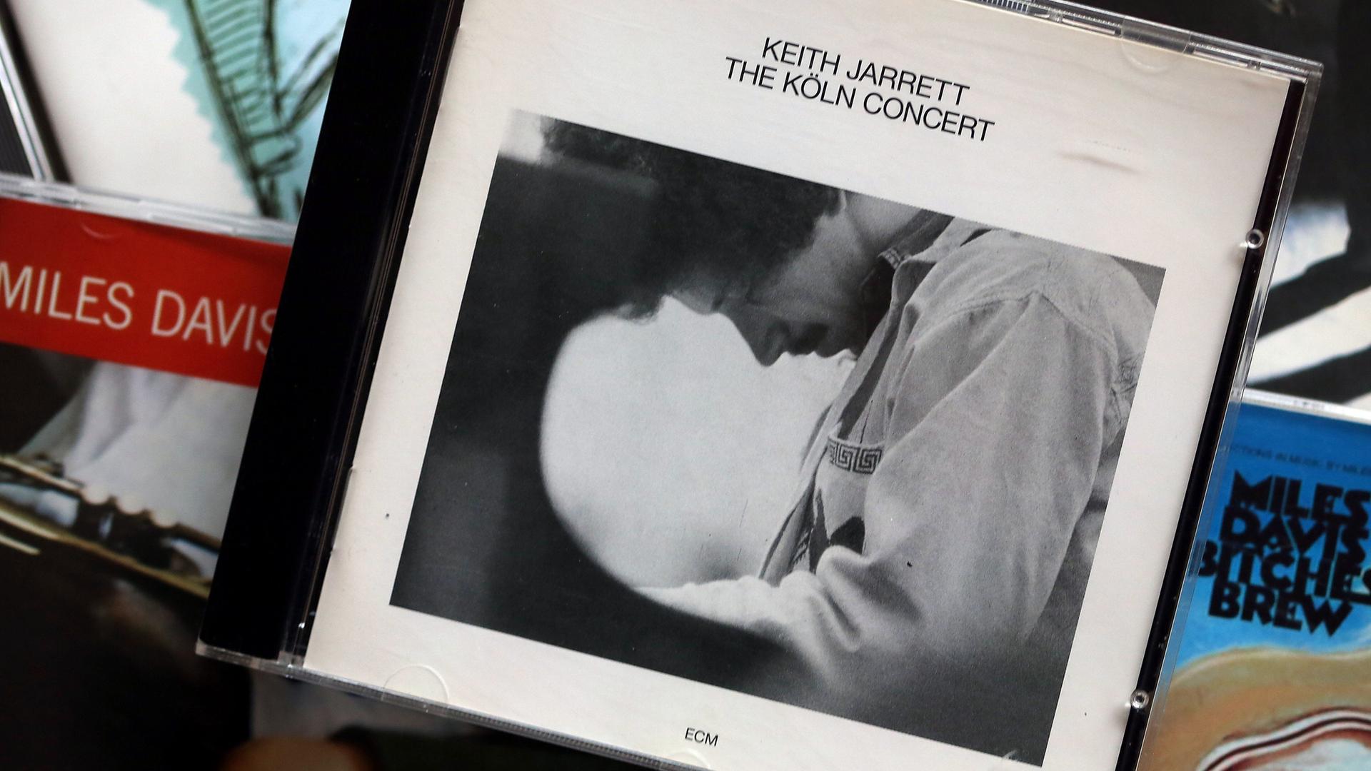 Die ikonische CD "The Köln Concert" von Keith Jarrett liegt auf anderen Jazz-CD's.