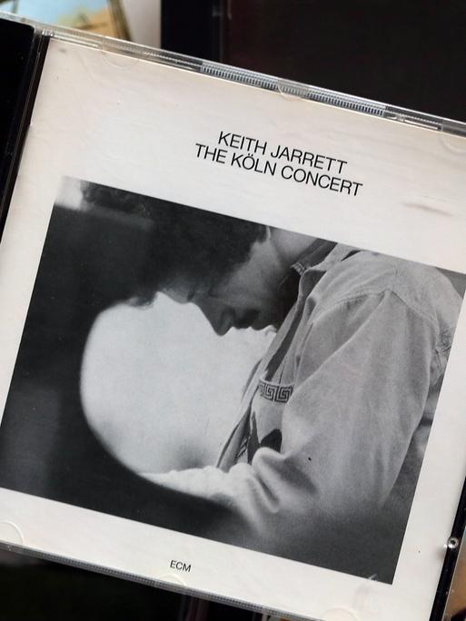 Die ikonische CD "The Köln Concert" von Keith Jarrett liegt auf anderen Jazz-CD's.