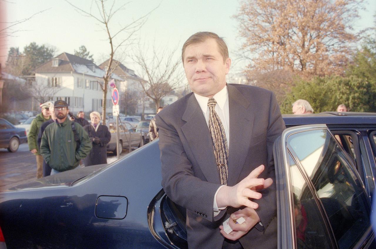 Der russische General Alexander Lebed steigt aus seiner Limousine anlässlich eines Besuchs in Bonn 1997