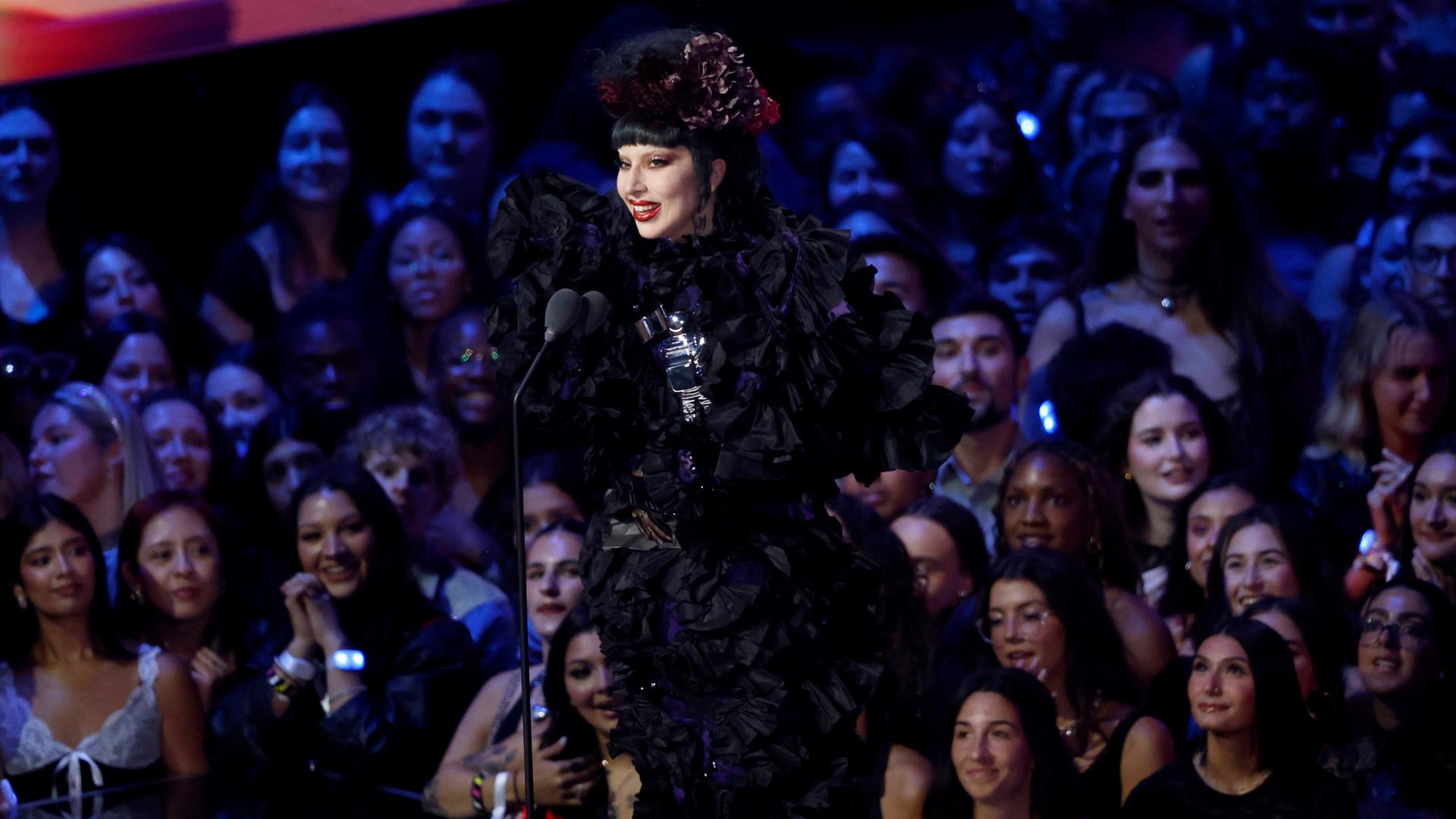 Sängerin Lady Gaga steht während einer Ehrung auf der Bühne der MTV Video Music Awards. Sängerin Lady Gaga steht während einer Ehrung auf der Bühne der MTV Video Music Awards.