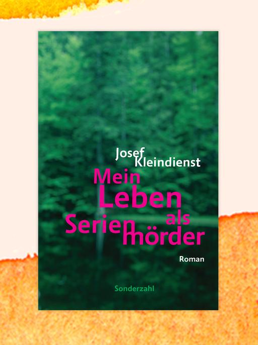 Das Cover des Krimis von Josef Kleindienst, "Mein Leben als Serienmörder", auf orange-weißem Grund. Auf dem Cover ist das Foto einer Waldlandschaft zu sehen, darauf steht der Name des Autors und in Pink der Titel des Buches. Das Buch findet sich auf der Krimibestenliste von Deutschlandfunk Kultur.