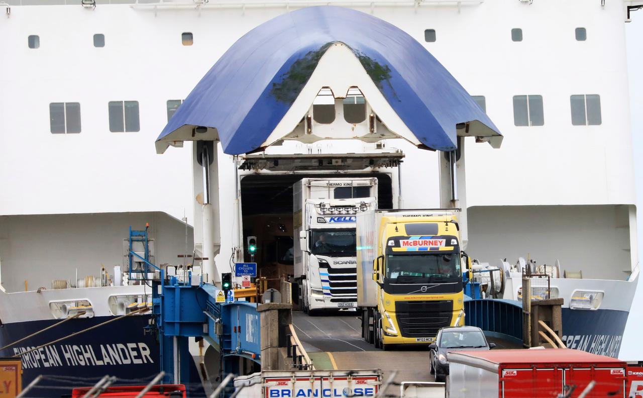 Lkw aus Schottland fahren am Frachthafen in Larne, Nordirland an Land
