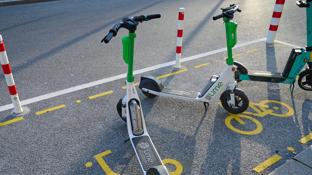 Ein E-Scooter steht auf einer dafür ausgewiesenen Fläche.