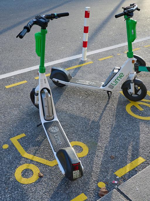 Ein E-Scooter steht auf einer dafür ausgewiesenen Fläche