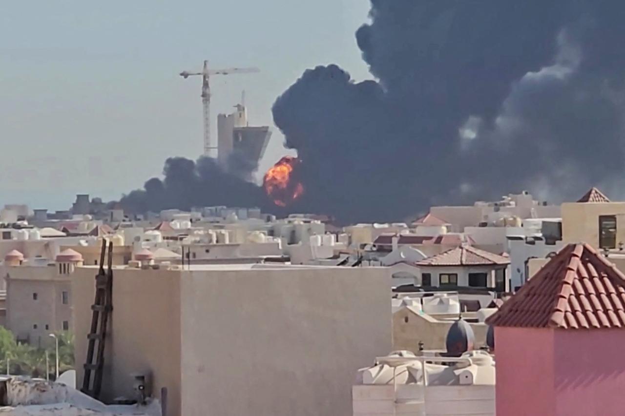 Ruchwolken und Flammen steigen über der Stadt Mangaf in Kuwait auf.