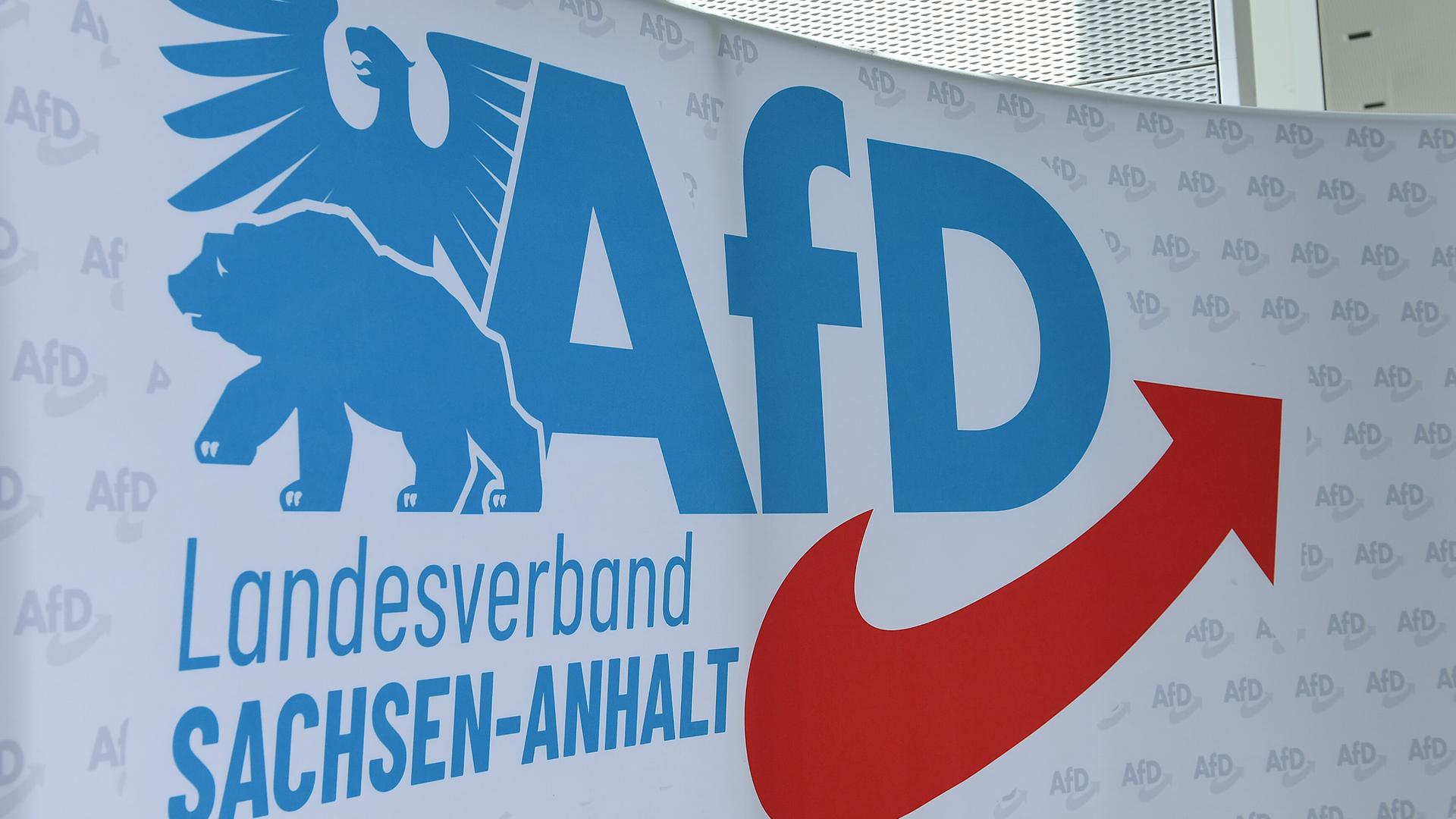 Das Logo der AfD Sachsen-Anhalt zeigt Adler und Bär neben dem blauen Schriftzug der Partei mit dem geschwungenen roten Pfeil