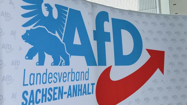 Das Logo der AfD Sachsen-Anhalt zeigt Adler und Bär neben dem blauen Schriftzug der Partei mit dem geschwungenen roten Pfeil