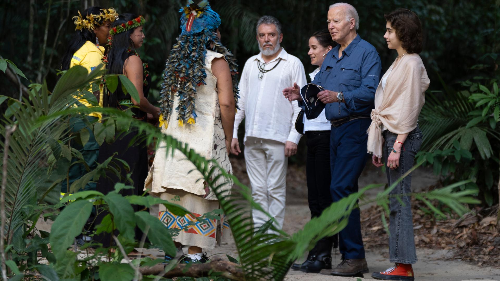 Präsident Joe Biden, zusammen mit Tochter Ashley Biden (dritte von rechts) und Enkelin Natalie Biden (rechts) während einer Tour durch das Museu da Amazonia im brasilianischen Manaus.