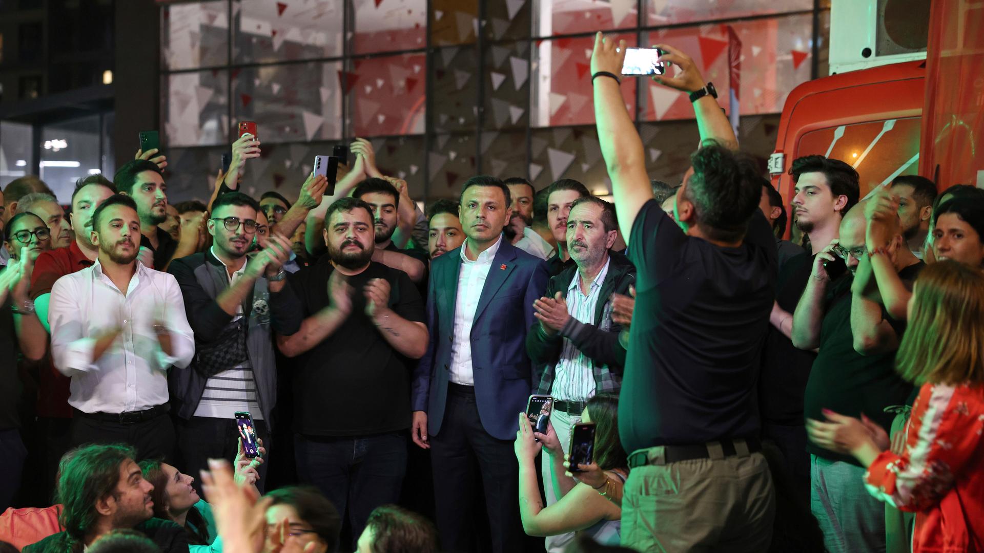 Der Istanbuler Vorsitzende der größten türkischen Oppositionspartei CHP, Ozgur Celik (M), steht vor der Parteizentrale in Istanbul, während seine Anhänger Parolen skandieren. Der Istanbuler Vorsitzende der größten türkischen Oppositionspartei CHP, Ozgur Celik (M), steht vor der Parteizentrale in Istanbul, während seine Anhänger Parolen skandieren.