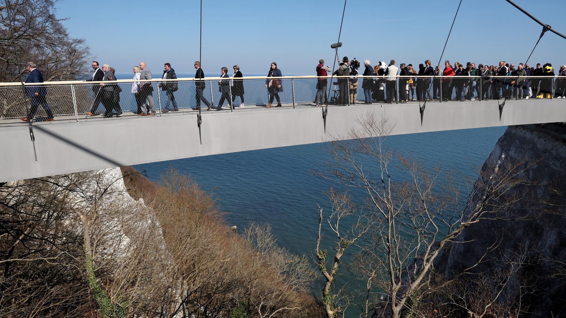 Der neue Skywalk wird auf der Insel Rügen eröffnet. Viele Menschen gehen über den schwebenden Rundweg. 