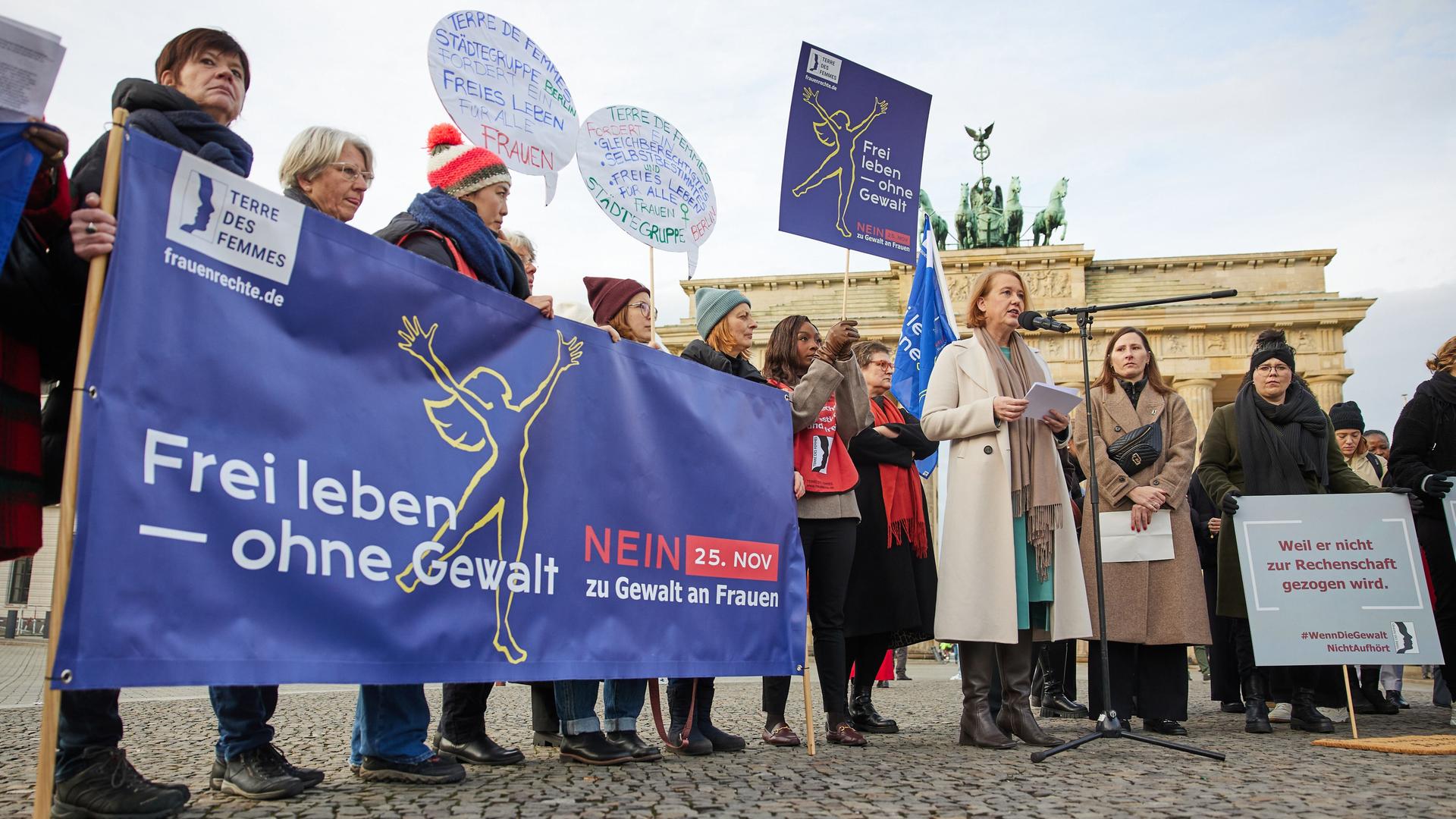 Lisa Paus (Bündnis90/Die Grünen), Bundesministerin für Familie, Senioren, Frauen und Jugend, spricht auf einer Kundgebung zum Internationalen Tag gegen Gewalt an Frauen vor dem Brandenburger Tor.