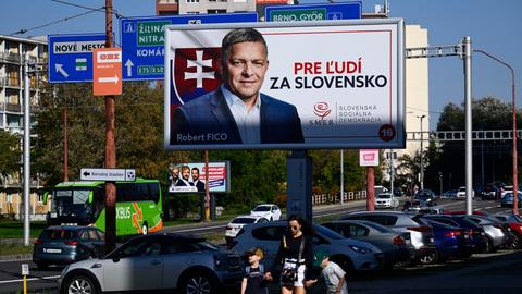 Wahlplakat mit Robert Fico vor einer Stadtkulisse
