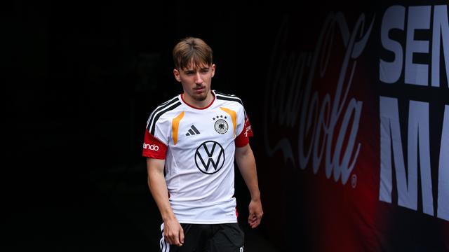 Lennart Karl im Trikot von der National-Mannschaft. 
