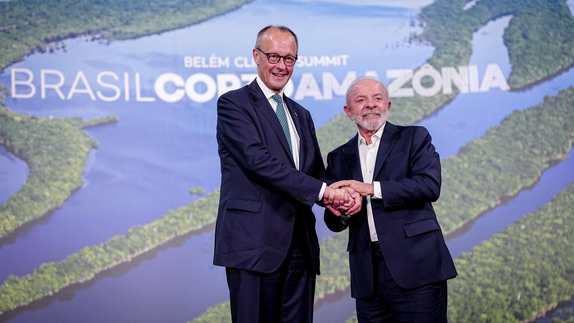 Bundeskanzler Friedrich Merz (CDU, l) trifft bei der Weltklimakonferenz COP30 Luiz Inacio Lula da Silva, Präsident von Brasilien