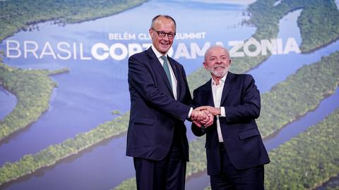 Bundeskanzler Friedrich Merz (CDU, l) trifft bei der Weltklimakonferenz COP30 Luiz Inacio Lula da Silva, Präsident von Brasilien