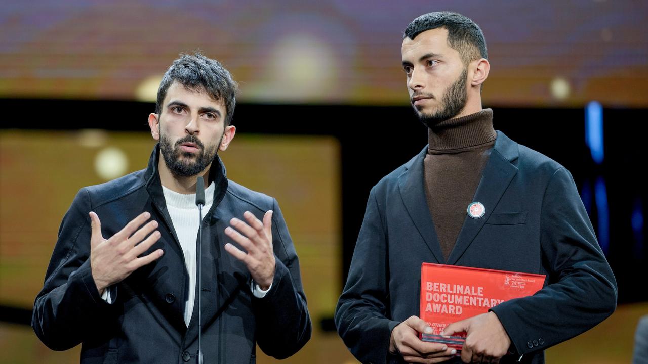 Der Palästinenser Basel Adra (rechts) und der Israeli Yuval Abraham (links) bei der Berlinale im Februar 2024