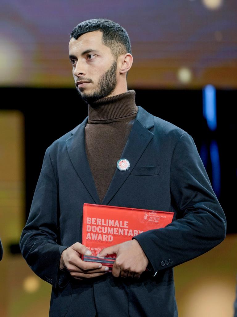 Der Palästinenser Basel Adra (rechts) und der Israeli Yuval Abraham (links) bei der Berlinale im Februar 2024