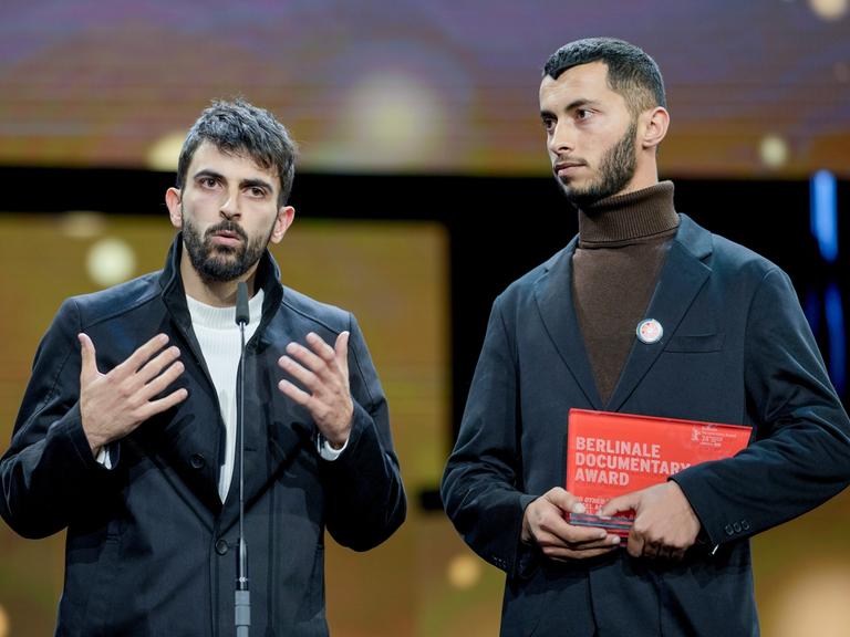 Der Palästinenser Basel Adra (rechts) und der Israeli Yuval Abraham (links) bei der Berlinale im Februar 2024