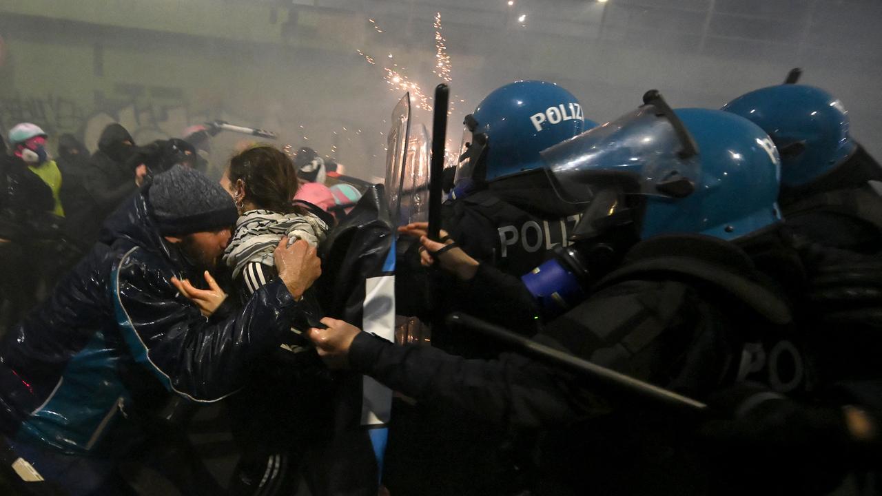 Zusammenstöße zwischen Demonstrierenden und Polizisten am Rande der Olympischen Spiele in Mailand.
