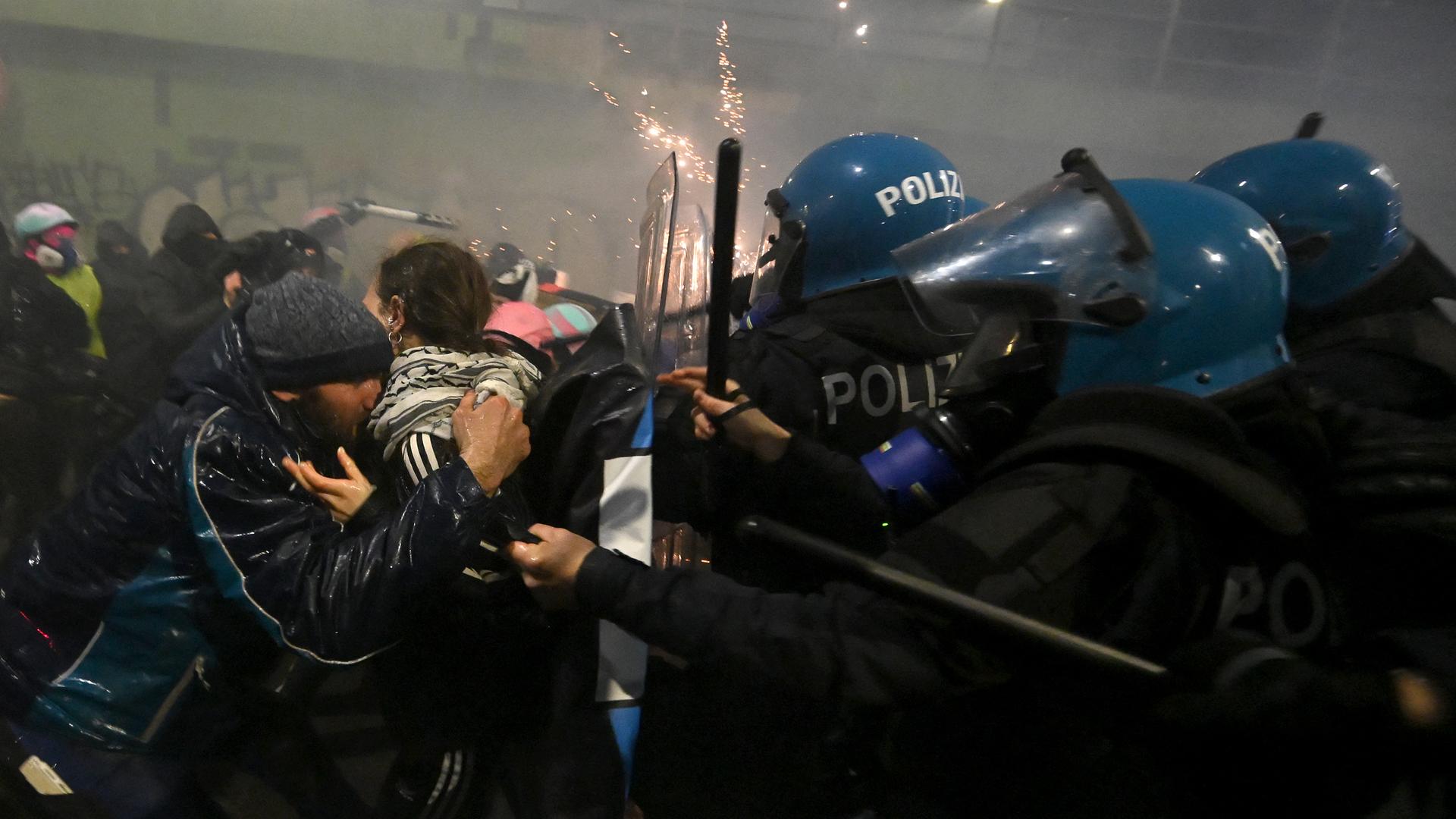 Zusammenstöße zwischen Demonstrierenden und Polizisten am Rande der Olympischen Spiele in Mailand.