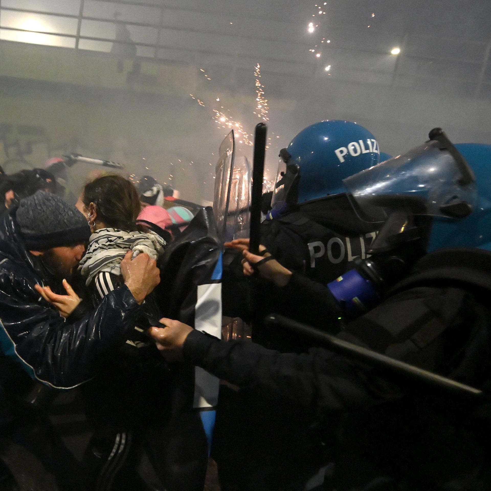 Zusammenstöße zwischen Demonstrierenden und Polizisten am Rande der Olympischen Spiele in Mailand.