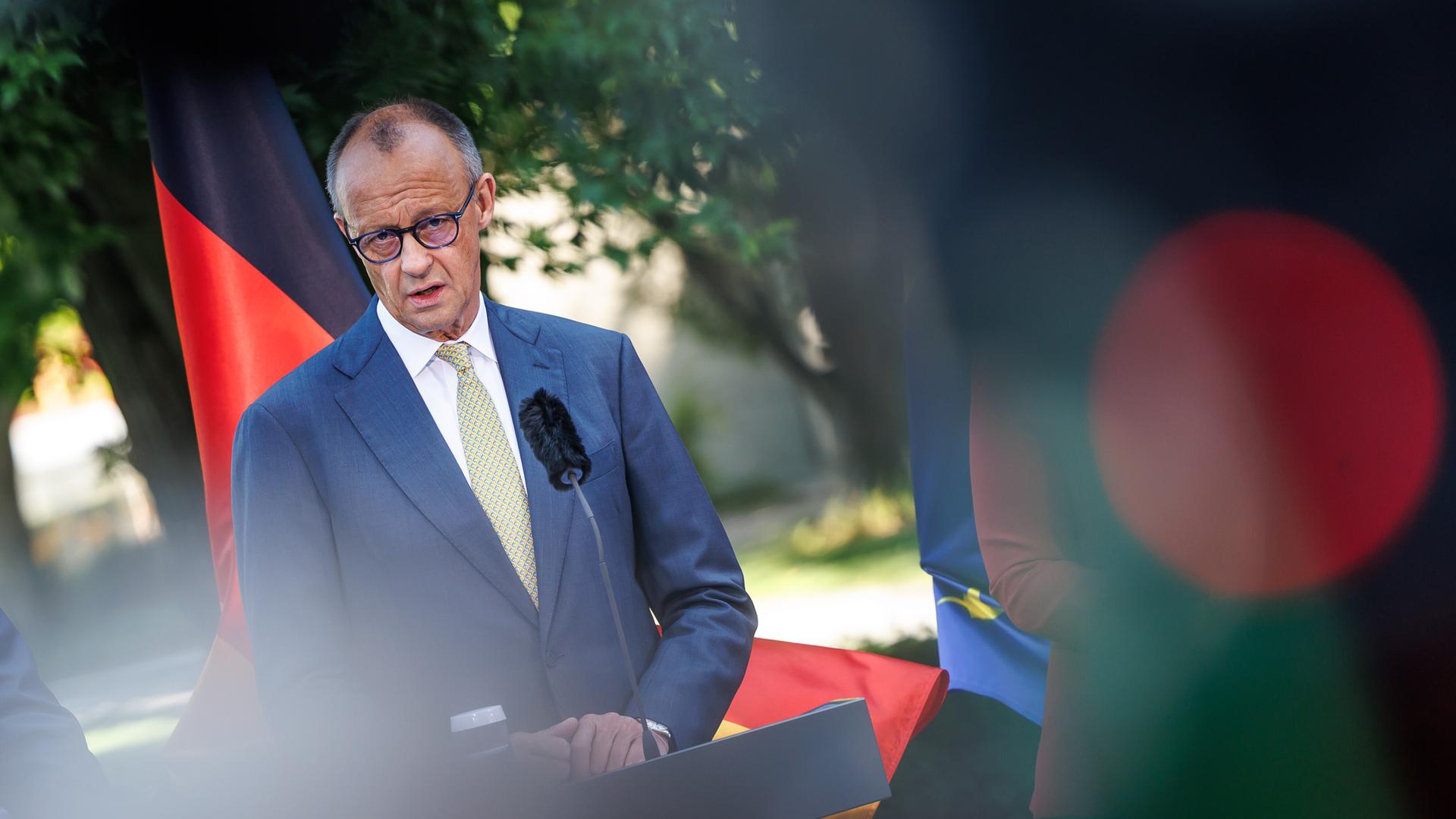 Bundeskanzler Friedrich Merz (CDU) spricht zu den Anwesenden nach einem Treffen des Koalitionsausschusses in Berlin. Bundeskanzler Friedrich Merz (CDU) spricht zu den Anwesenden nach einem Treffen des Koalitionsausschusses in Berlin.
