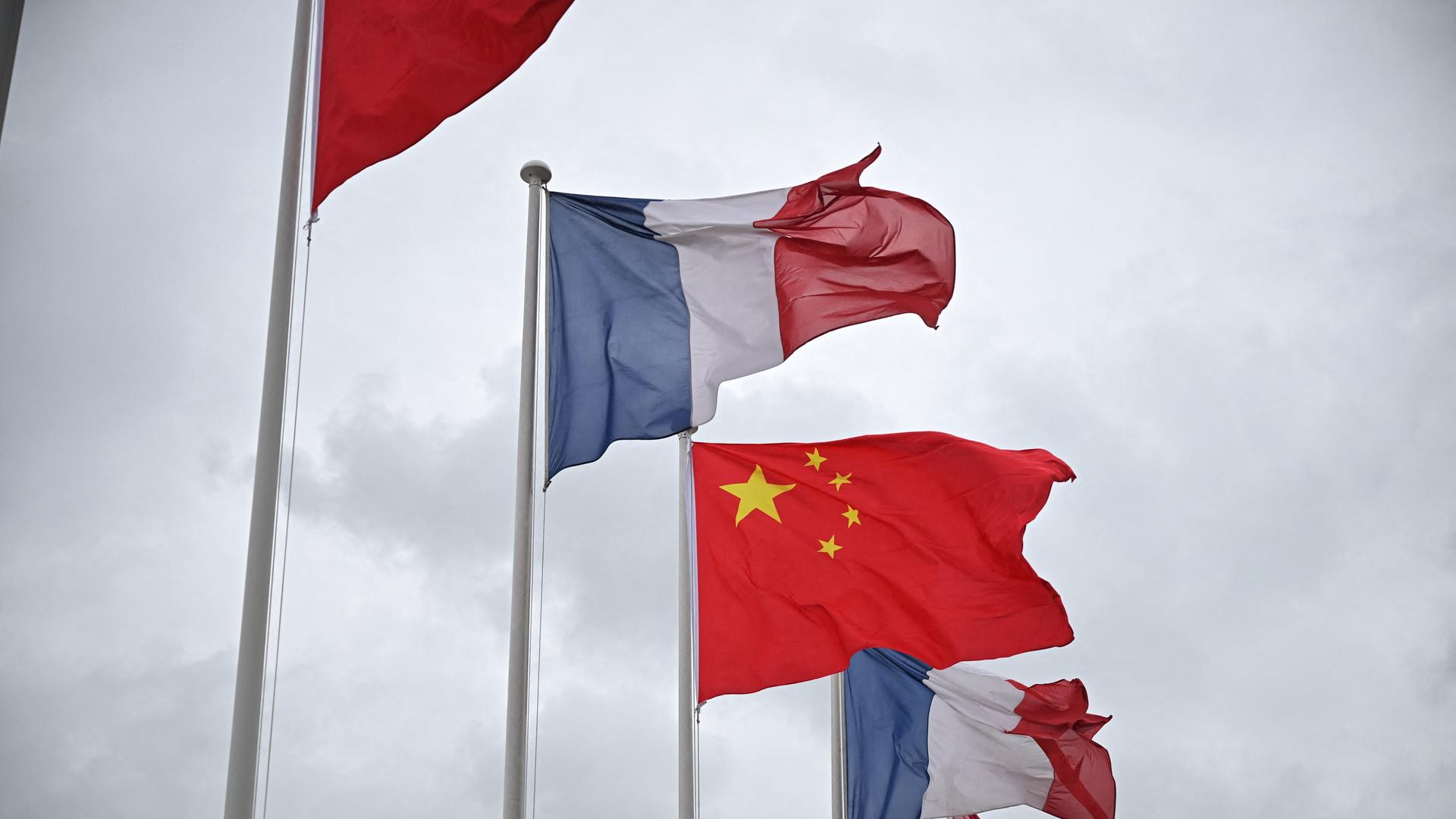 Die französische und die chinesische Flagge wehen im Wind.
