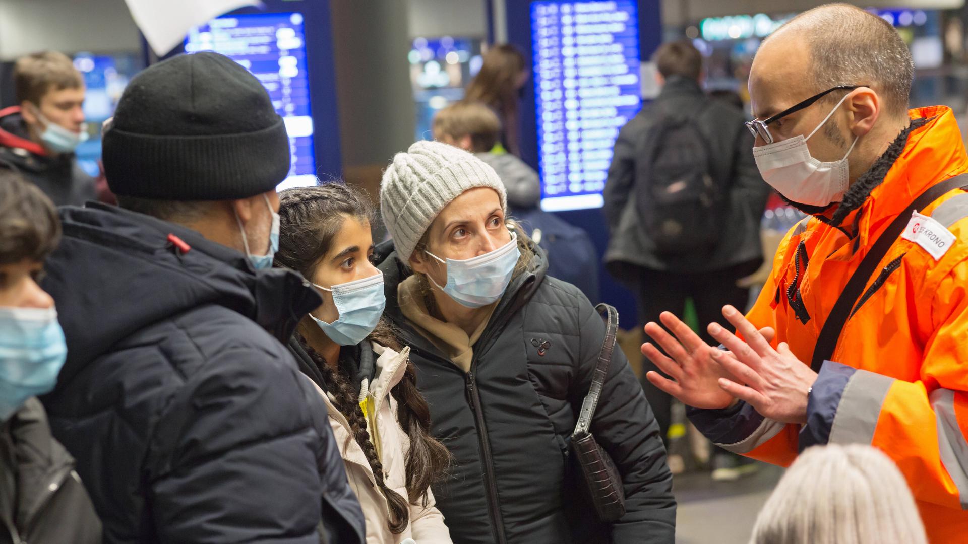 Mit der Bahn ankommende geflohene ukrainische Kriegsflüchtlinge werden im Berliner Hauptbahnhof von Freiwilligen versorgt.