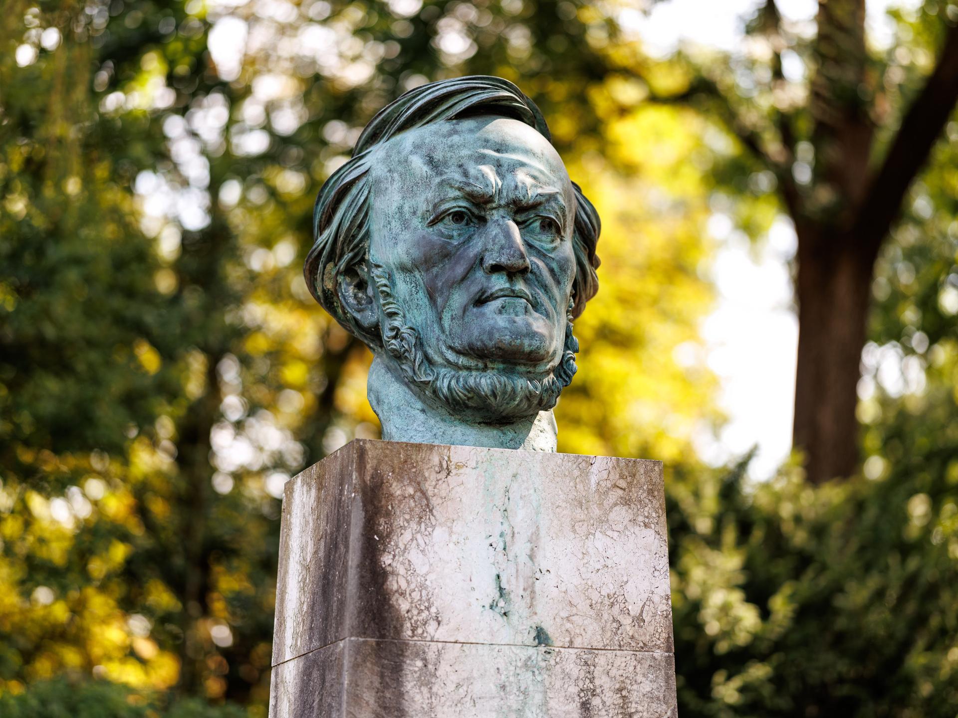 Eine Büste von Richard Wagner steht im Park des Festspielhauses in Bayreuth (Bayern).