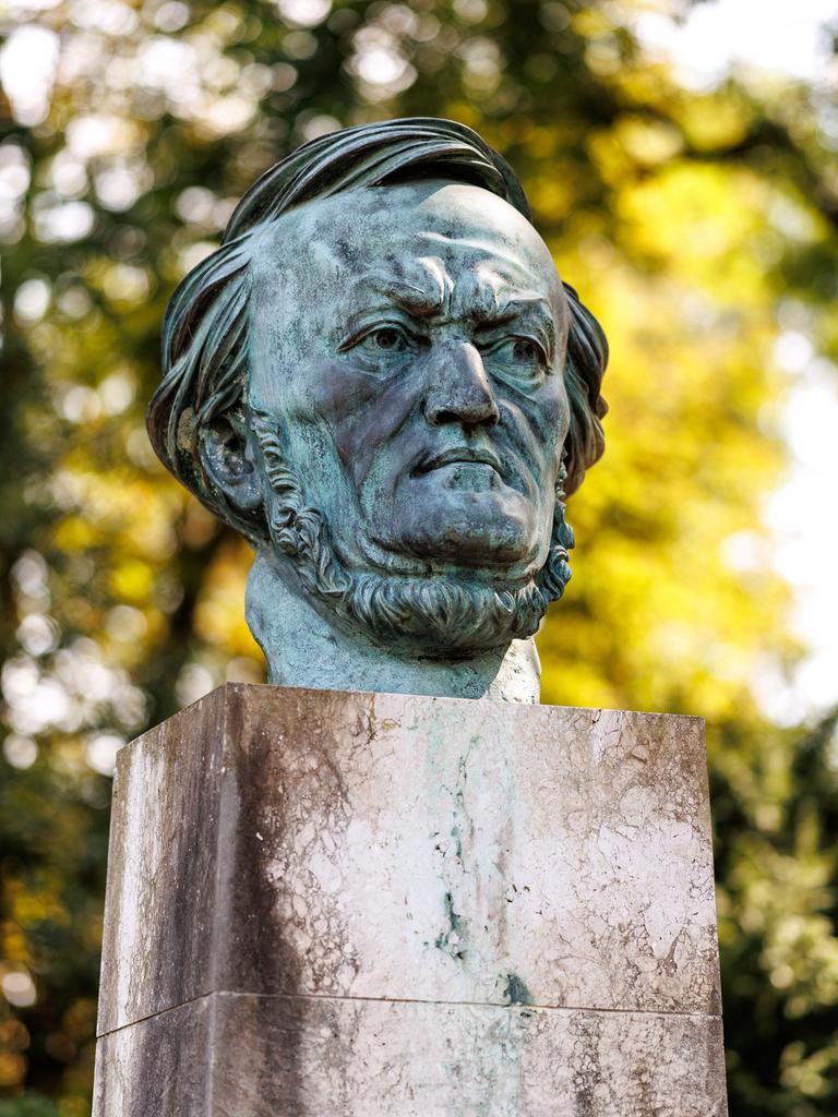 Eine Büste von Richard Wagner steht im Park des Festspielhauses in Bayreuth (Bayern).