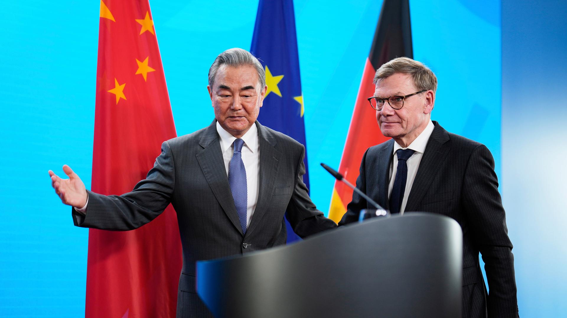 Bundesaußenminister Johann Wadephul (rechts) und der chinesische Außenminister Wang Yi Bundesaußenminister Johann Wadephul (rechts) und der chinesische Außenminister Wang Yi