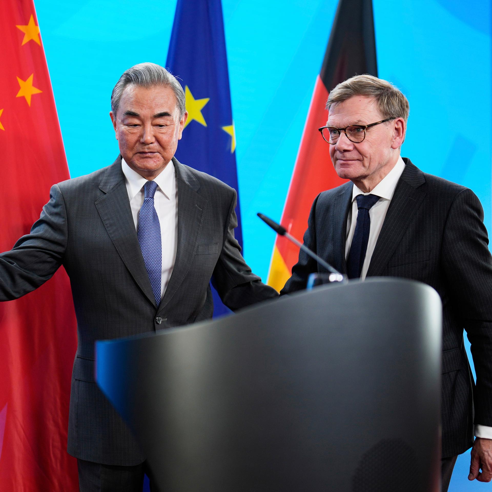 Bundesaußenminister Johann Wadephul (rechts) und der chinesische Außenminister Wang Yi