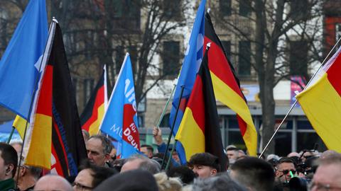 Anhänger mit AfD-Fahnen und Deuschlandflaggen auf dem Erfurter Domplatz