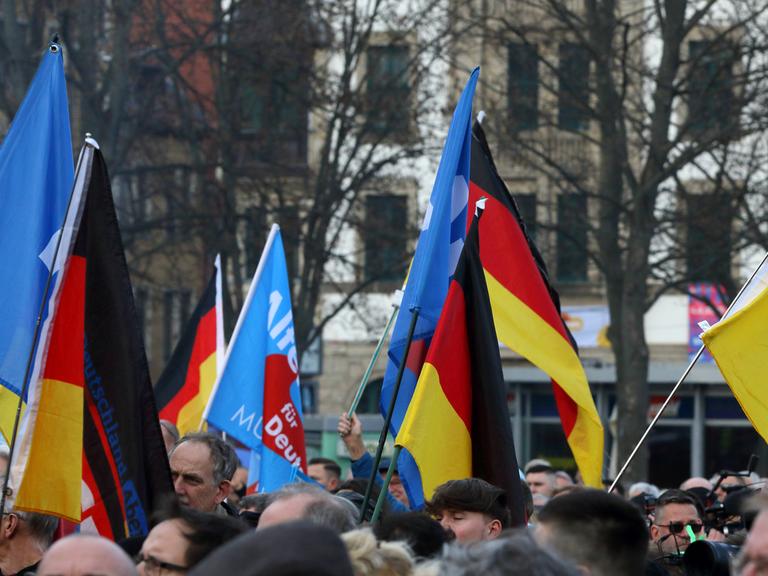 Anhänger mit AfD-Fahnen und Deuschlandflaggen auf dem Erfurter Domplatz
